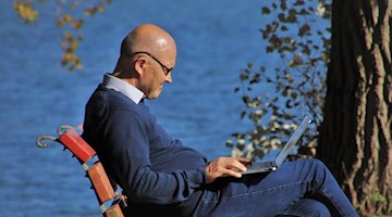 Symbolbild Computer sitzen / pixabay pasja1000