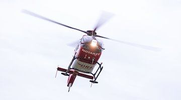 Ein Rettungshubschrauber setzt zur Landung an. / Foto: Marijan Murat/dpa/Symbolbild