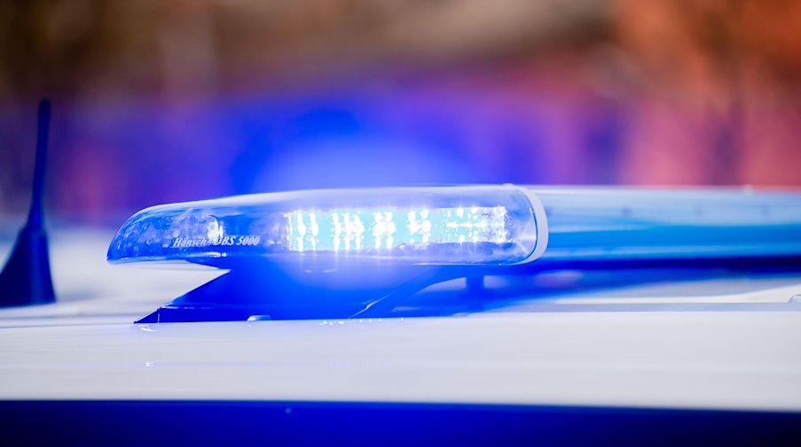 Ein Blaulicht leuchtet auf dem Dach eines Streifenwagens der Polizei. / Foto: Christoph Soeder/dpa/Symbolbild