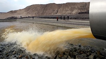 Вода витікає з затоплювальної труби в колишній кар'єр / Фото: Patrick Pleul/dpa-Zentralbild/dpa