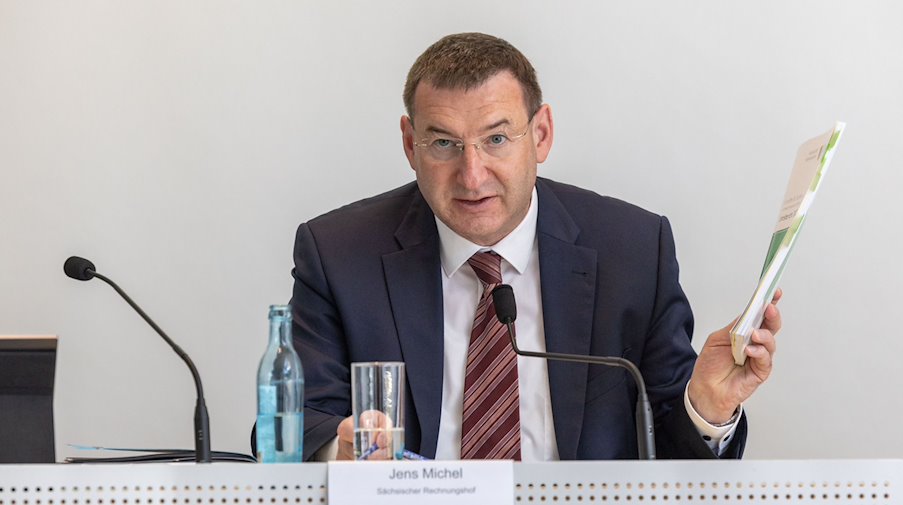 Jens Michel spricht während einer Pressekonferenz im Sächsischen Landtag. / Foto: Daniel Schäfer/dpa