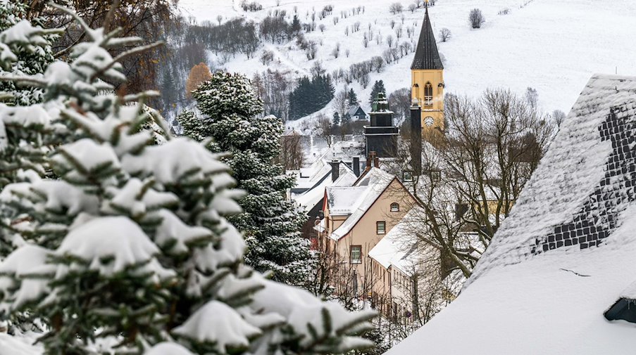 El paisaje alrededor del pueblo está cubierto de nieve. / Foto: Kristin Schmidt/dpa
