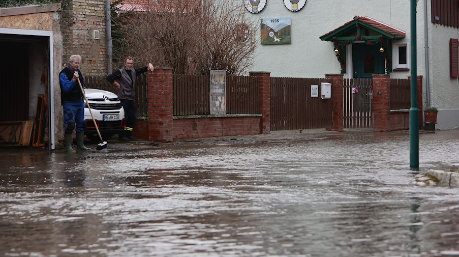 In Wasserleben im Nordharz haben die Regenfälle der vergangenen Tage die Bäche anschwellen lassen. / Foto: Matthias Bein/dpa