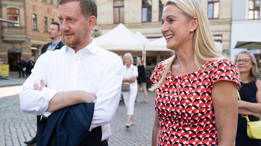 Michael Kretschmer (CDU), ministro presidente de Sajonia, y Kathrin Dollinger-Knuth (CDU), candidata a la alcaldía, en la plaza del mercado durante un acto de campaña electoral de la CDU / Foto: Sebastian Kahnert/dpa/Archivbild