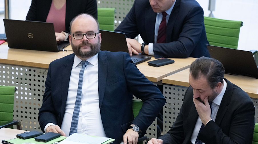 Christian Piwarz (l), Minister of Culture of Saxony, takes part in the session of the state parliament / Photo: Sebastian Kahnert/dpa