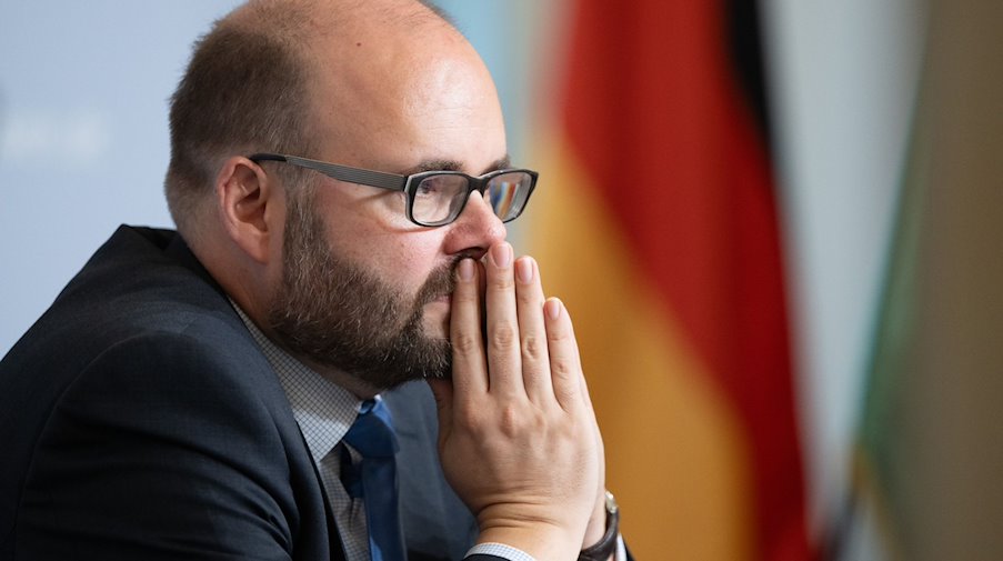 Sachsens Kultusminister Christian Piwarz nimmt an einer Pressekonferenz teil. / Foto: Sebastian Kahnert/dpa/Archivbild