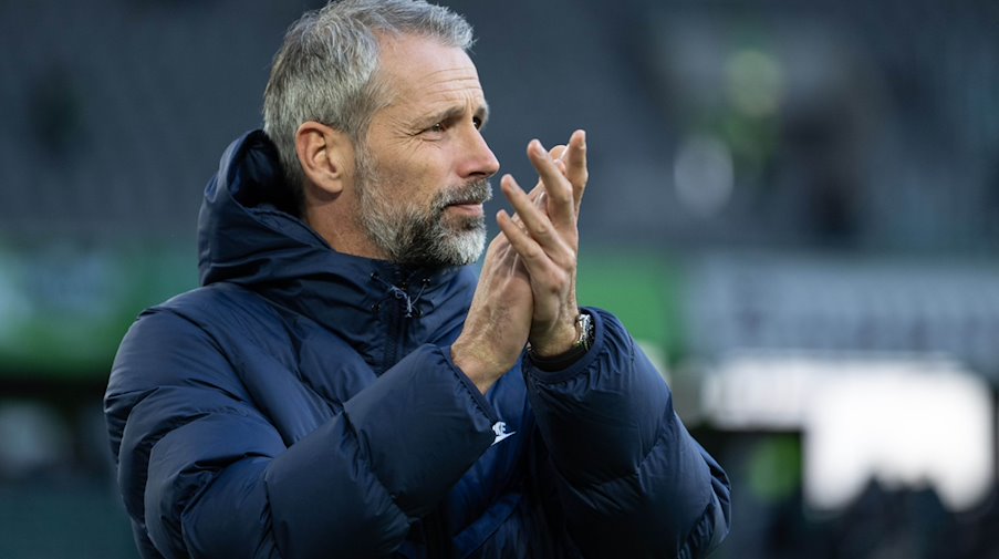 Marco Rose, entrenador del Leipzig, aplaude antes del partido en el estadio / Foto: Swen Pförtner/dpa