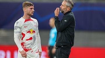 Timo Werner, jugador del Leipzig, y Marco Rose, entrenador del Leipzig, conversan / Foto: Jan Woitas/dpa
