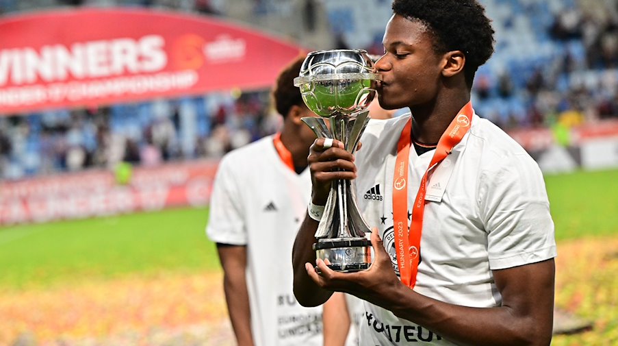 Winner Osawe from Germany kisses the trophy. / Photo: Marton Monus/dpa/Archive image