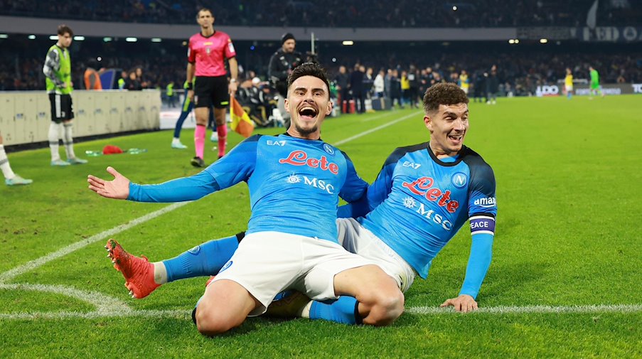 Napoli's Giovanni Di Lorenzo (r) and teammate Eljif Elmas cheer for the fans / Photo: Alessandro Garofalo/LaPresse/dpa
