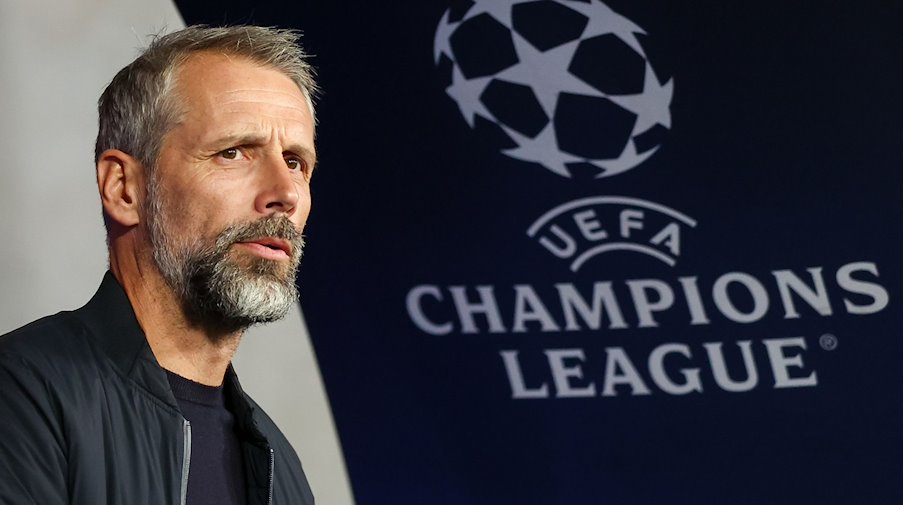 Leipzigs Trainer Marco Rose kommt zum Anpfiff ins Stadion. / Foto: Jan Woitas/dpa