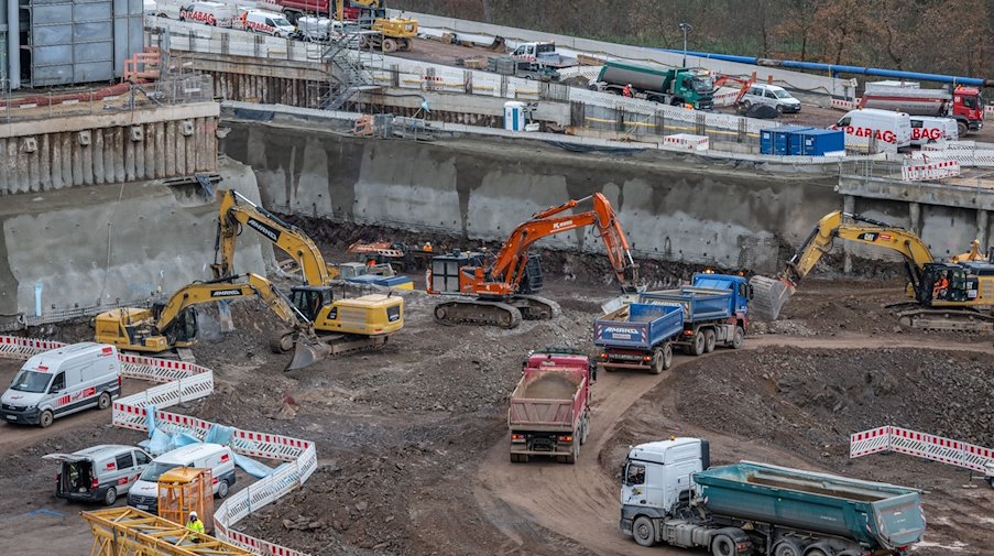Excavators work on the construction site for Infineon's new Smart Power Fab in Dresden / Photo: Robert Michael/dpa