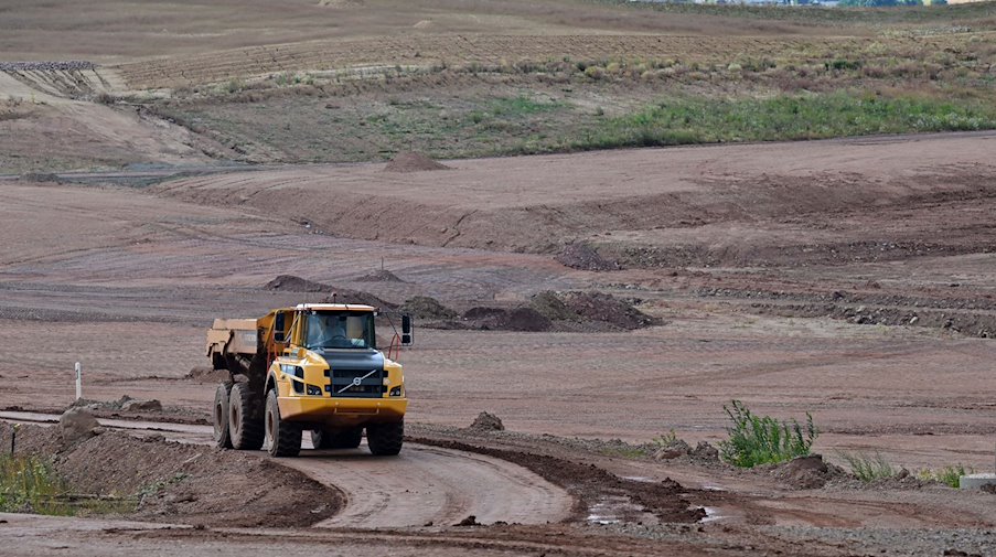 Heavy equipment is being used to clean up the legacy of uranium ore mining / Photo: Martin Schutt/dpa