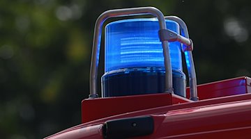 На даху пожежної машини світить синє світло / Фото: Robert Michael/dpa-Zentralbild/ZB/Symbolic image