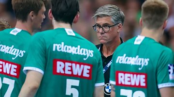 Leipzig's head coach Runar Sigtryggsson speaks to his players / Photo: Jan Woitas/dpa