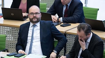 Christian Piwarz (CDU, izda.), ministro de Cultura de Sajonia, sentado junto a Sebastian Gemkow (CDU) en el pleno / Foto: Sebastian Kahnert/dpa
