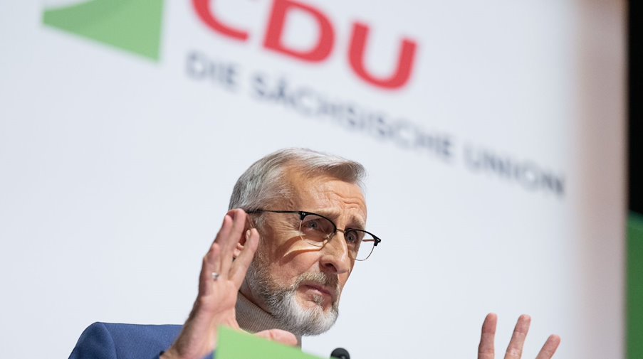 Armin Schuster, Sachsens Innenminister, spricht auf dem Landesparteitag der CDU Sachsen. / Foto: Hendrik Schmidt/dpa