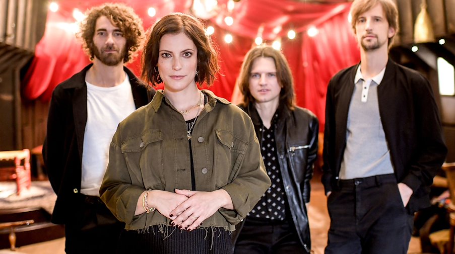 Andreas Nowak (l-r), Stefanie Kloß, Thomas Stolle und Johannes Stolle von der Band Silbermond. / Foto: Britta Pedersen/zb/dpa