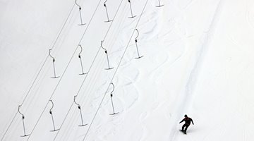 Un snowboarder desciende por la pista. / Foto: Karl-Josef Hildenbrand/dpa/symbol image