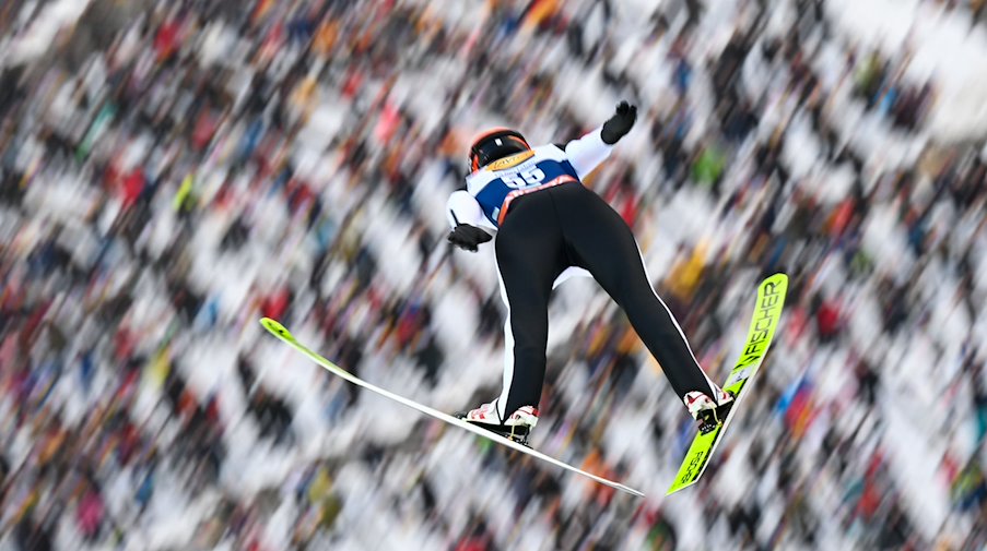 Karl Geiger from Germany jumps off the hill / Photo: Hendrik Schmidt/dpa