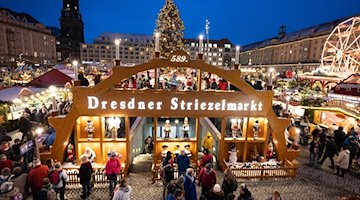 Besucher auf dem 589. Dresdner Striezelmarkt zur Eröffnung. / Foto: Sebastian Kahnert/dpa