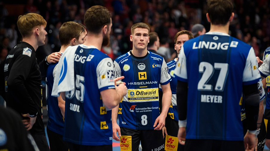 Eisenach's Manuel Zehnder (M) stands in the circle with his players. / Photo: Gregor Fischer/dpa