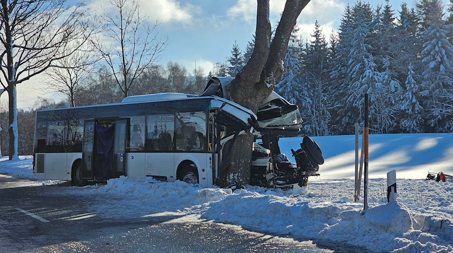 Der zerstörte Schulbus am Unfallort. / Foto: Mike Müller/TNN/dpa
