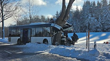 Der zerstörte Schulbus am Unfallort. / Foto: Mike Müller/TNN/dpa