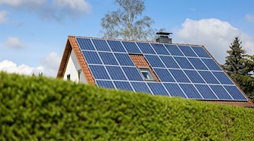 Solarpaneelen sind auf dem Dach eines Einfamilienhauses angebracht. / Foto: Jan Woitas/dpa-Zentralbild/dpa/Symbolbild
