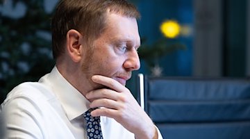 El Ministro Presidente de Sajonia, Michael Kretschmer, sentado en su despacho de la Cancillería del Estado de Sajonia. / Foto: Sebastian Kahnert/dpa