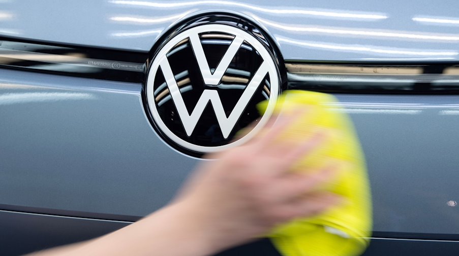 Un empleado de Volkswagen acaricia un vehículo VW con un trapo / Foto: Sebastian Kahnert/dpa-Zentralbild/ZB/Imagen simbólica