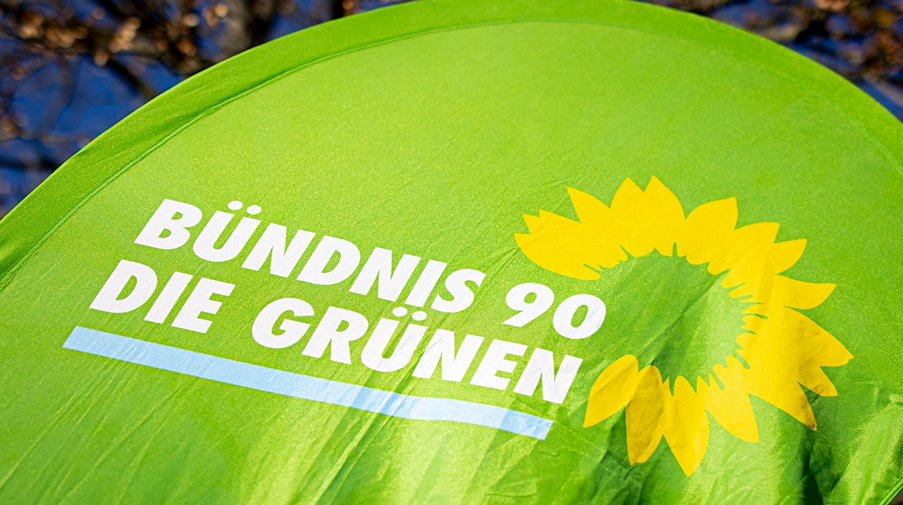 Das Logo von Bündnis 90/Die Grünen ist auf einen Aufsteller gedruckt. / Foto: Moritz Frankenberg/dpa/Symbolbild