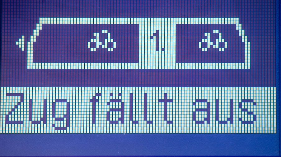 Auf einer Anzeigetafel steht «Zug fällt aus». / Foto: Stefan Sauer/dpa/Symbolbild