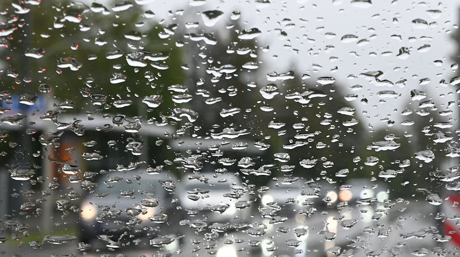 Regentropfen sammeln sich auf einer Scheibe. / Foto: Bernd Weißbrod/dpa/Symbolbild