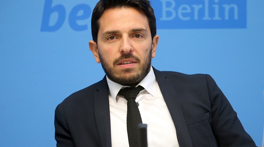Dervis Hizarci, Vorsitzender der Kreuzberger Initiative gegen Antisemitismus, beantwortet während einer Pressekonferenz Fragen von Journalisten. / Foto: Wolfgang Kumm/dpa/Archivbild