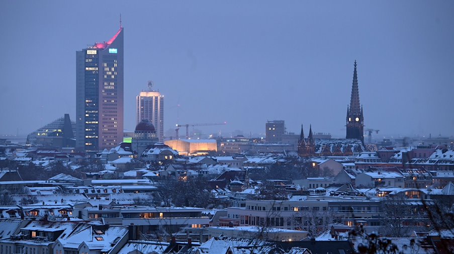Schnee bedeckt abends die Dächer von Leipzig. / Foto: Patricia Bartos/dpa