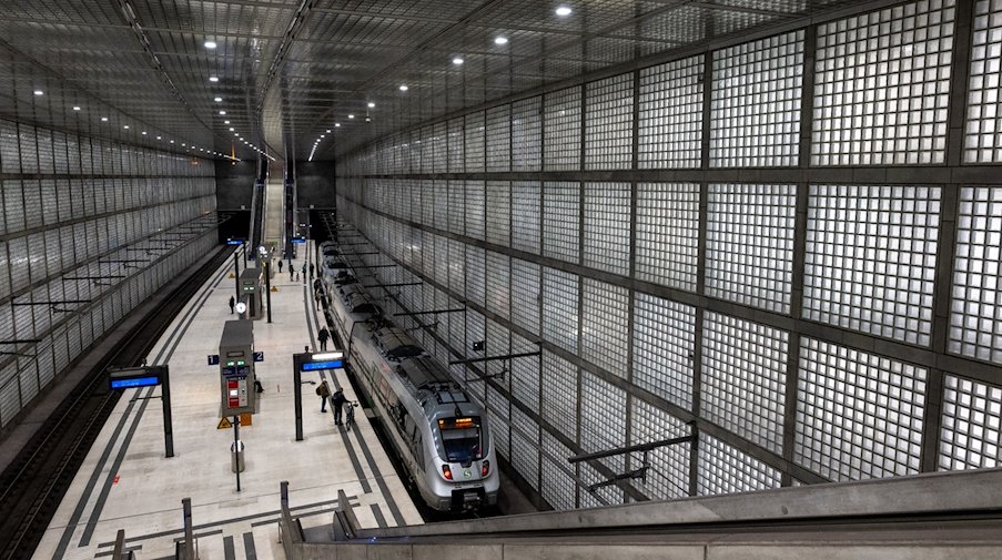 Eine S-Bahn rollt in Leipzig in die City-Tunnel Haltestelle Leuschner-Platz. / Foto: Hendrik Schmidt/dpa