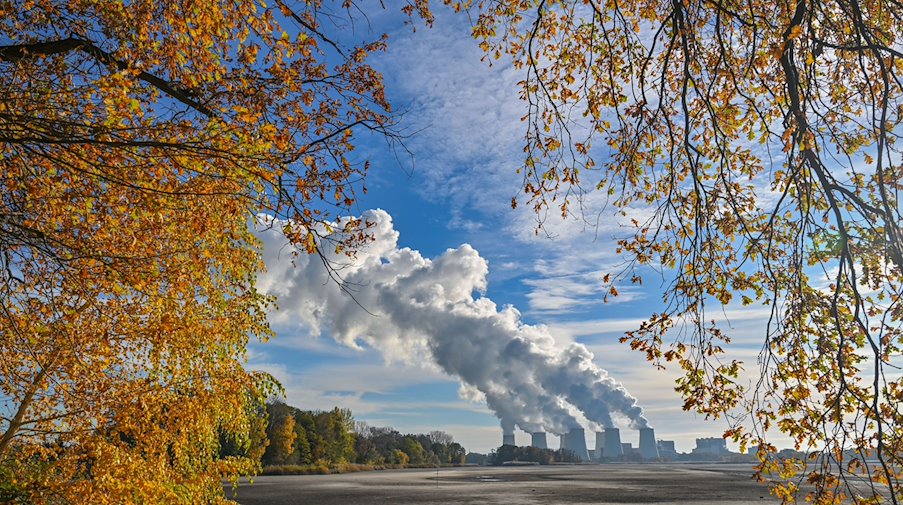 Steam rises from the cooling towers of the Jänschwalde lignite-fired power plant operated by Lausitz Energie Bergbau AG (LEAG). / Photo: Patrick Pleul/dpa
