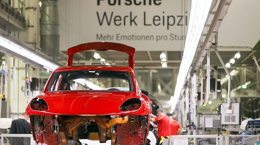 A Porsche Macan leaves the "interior line" at the Porsche plant / Photo: Jan Woitas/dpa /dpa/Archivbild