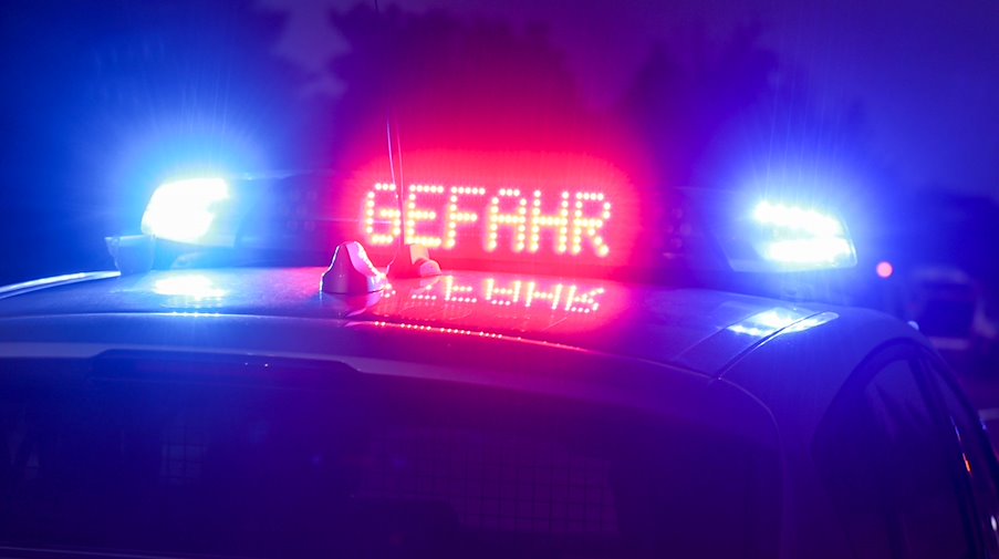 La palabra "Peligro" se ilumina en el techo de un coche de policía / Foto: Jan Woitas/dpa/Imagen simbólica