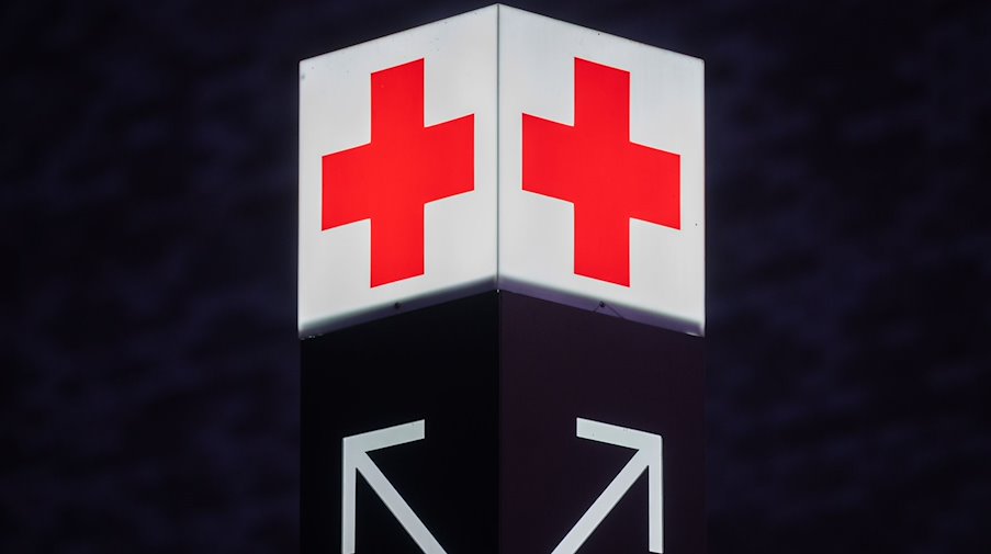 An arrow points the way to the emergency room of a hospital / Photo: Julian Stratenschulte/dpa/Symbolic image