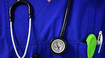 Ein Arzt mit Stethoskop und blauem Kittel. / Foto: Soeren Stache/dpa-Zentralbild/ZB/Symbolbild