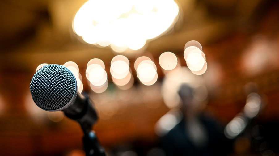 A microphone stands on the stage in a theater / Photo: Britta Pedersen/dpa/Symbolic image