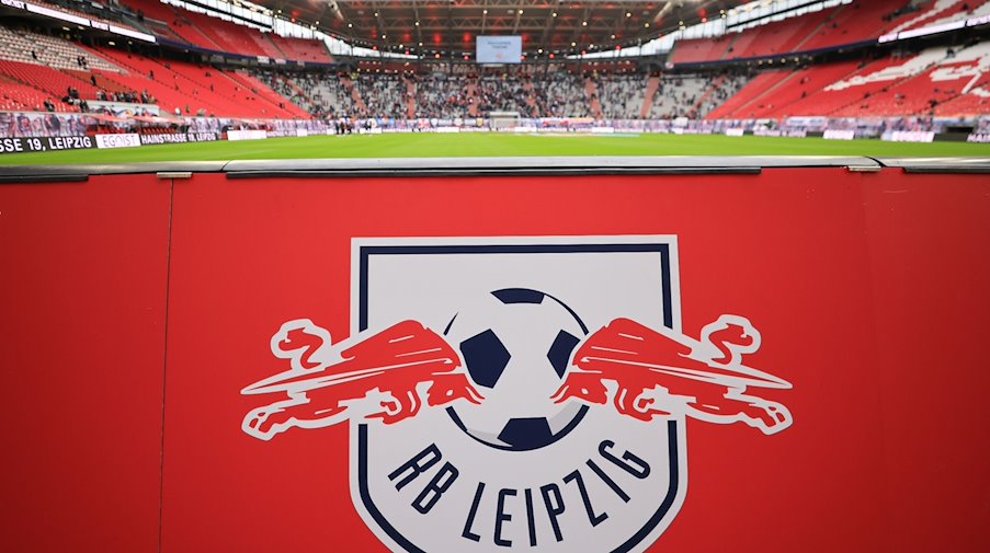 Das Logo von RB Leipzig. / Foto: Jan Woitas/dpa