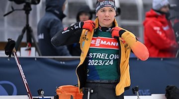Justus Strelow aus Deutschland trainiert am Schießstand vor dem Biathlon-Weltcup. / Foto: Martin Schutt/dpa