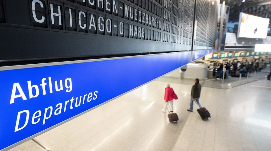 Reisegäste gehen an einem Flughafen zum Abflugterminal. / Foto: Sebastian Gollnow/dpa/Symbolbild