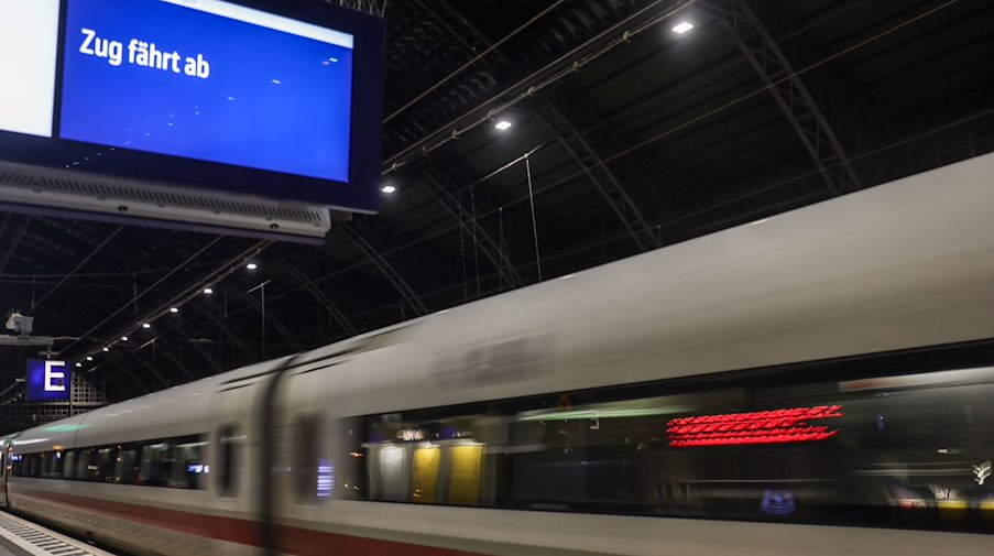 «تغادر القطارات» مكتوب على لوحة إعلانات على الرصيف أثناء مغادرة القطار السريع الكهربائي. / الصورة: أوليفر بيرغ / مؤسسة الصحافة الألمانية