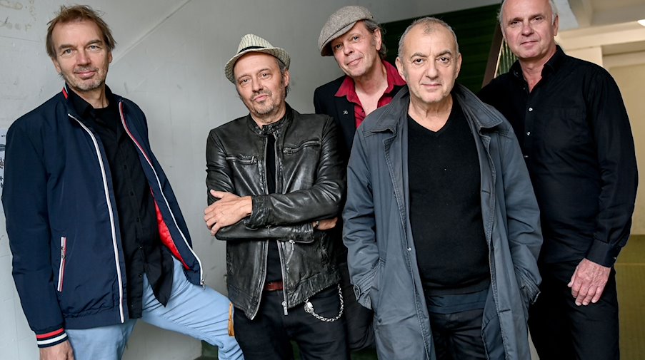 Die Musiker der Band Pankow, Andreas „Kulle“ Dziuk (l-r), Andre Drechsler, Jürgen Ehle, Andre Herzberg und Stefan Dohanetz. / Foto: Britta Pedersen/dpa-Zentralbild/dpa