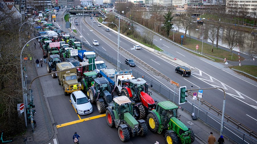 Tractors stand on a road at the edge of the farmers' protests / Photo: Laszlo Pinter/dpa