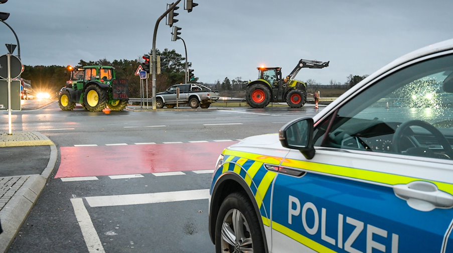 Traktoren von Bauern blockieren eine Zufahrt zur Autobahn. / Foto: Heiko Rebsch/dpa